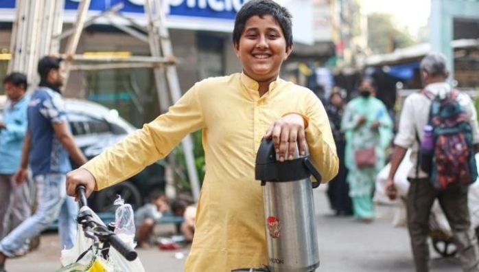 14-year-old boy sells tea to support his family