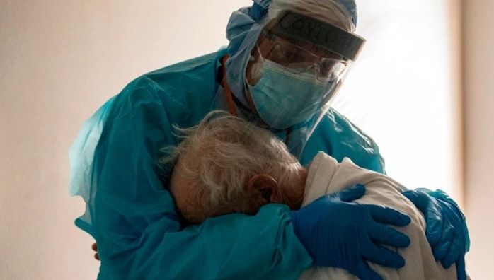 Photo of Texas Doctor Comforting Elderly COVID-19 Patient Goes Viral