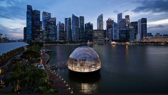 World's First Apple Floating Store