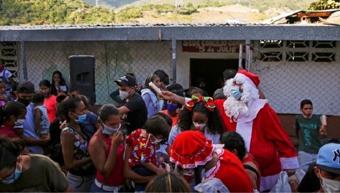 Santa Claus visit and give gifts in kids venezuela