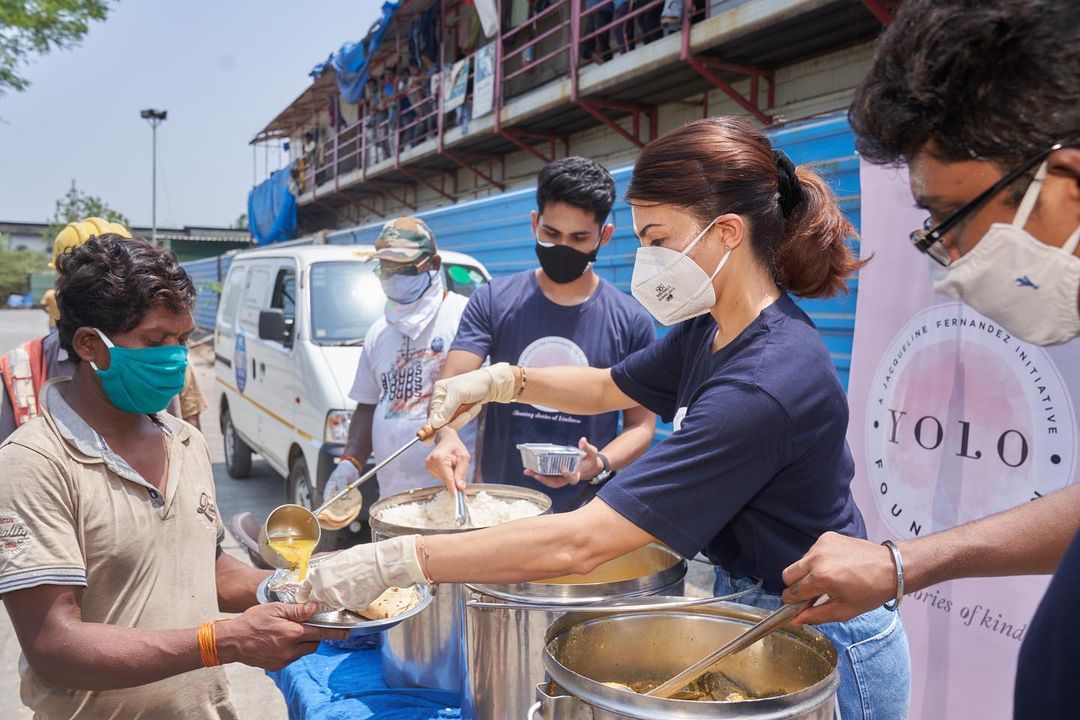 Actress shares pics of serving food to the needy