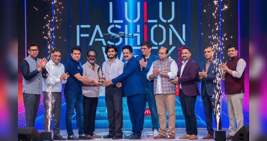 ലുലു ഫാഷൻ വീക്ക് സ്റ്റൈൽ ഐക്കൺ പുരസ്കാരം നടൻ നസ്ലിന് ഷൈജു ദാമോദരനും ലുലു കൊച്ചി റീജണൽ ഡയറക്ടർ സുധീഷ് ചെരിയിലും മീഡിയ ഹെഡ് എൻ.ബി സ്വരാജും ചേർന്ന് സമ്മാനിക്കുന്നു. ലുലു കൊച്ചി ഡയറക്ടർ സാദിക് കാസിം സമീപം.